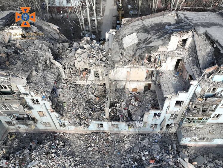 Кількість загиблих унаслідок російського обстрілу будинку в Запоріжжі зросла до семи осіб – ДСНС