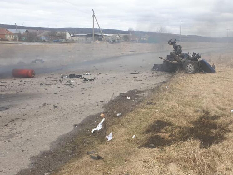 Окупанти з артилерії влучили в цивільний автомобіль у Харківській області, двоє людей загинули на місці – прокуратура