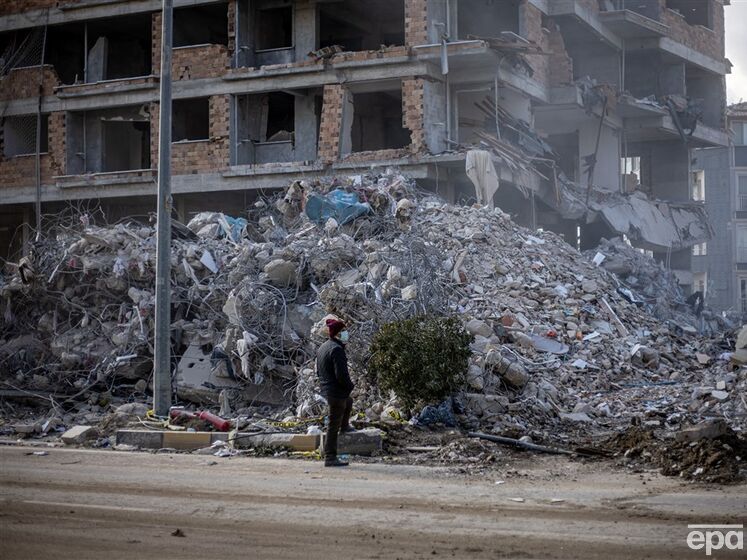Из-за разрушений после землетрясения в Турции задержали уже около тысячи человек
