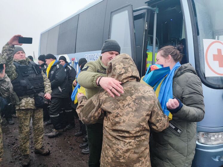 "Я вдома... Усе добре". Опубліковано фото й відео перших емоцій українських захисників, які повернулися з полону