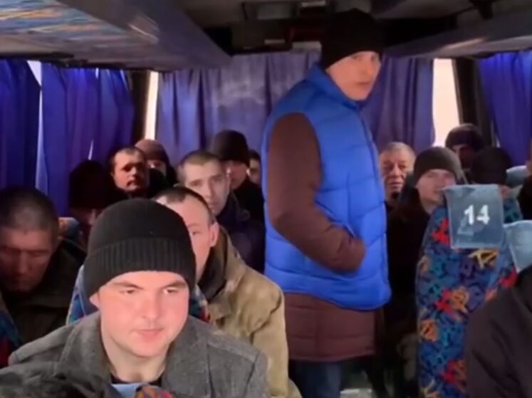 "Традиционно &ndash; кивают". Омбудсмен показал, что говорят пленным россиянам в Украине перед обменом