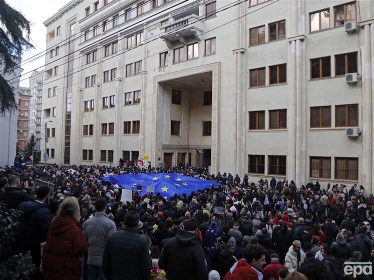 Тисячі протестувальників на мітингу у Тбілісі скандували "Путін – х...йло". Відео