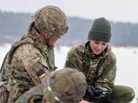 Принцеса Уельська Кетрін у камуфляжі відвідала полігон у Північній Ірландії, де тренуються українські військові
