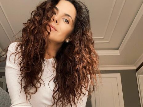 Каменских снялась в рубашке с расстегнутыми пуговицами и призвала ценить женщин в любых проявлениях