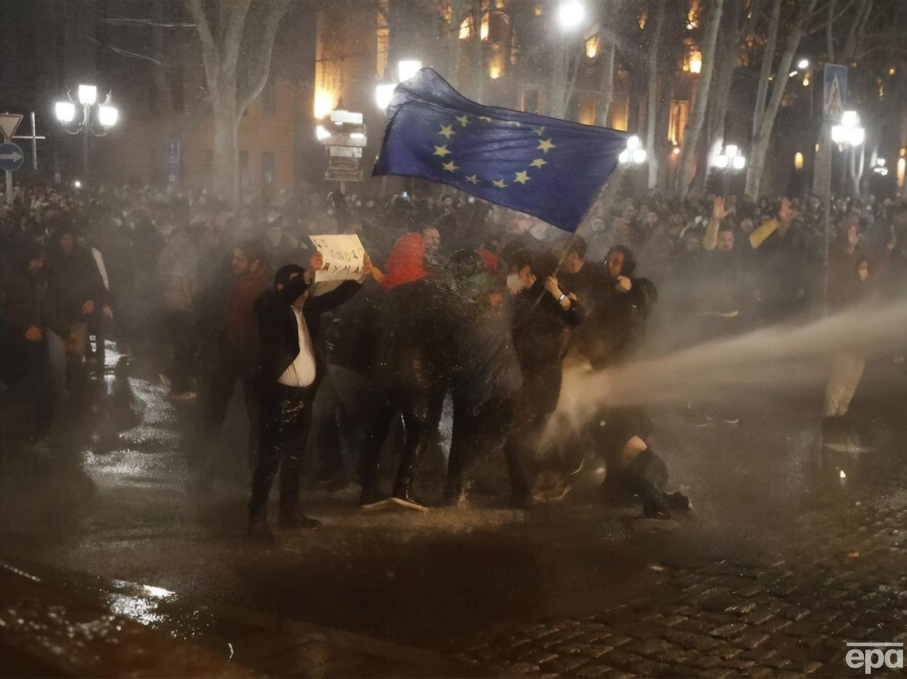 В Тбилиси начались стычки вокруг парламента. Полиция применила водометы,  есть пострадавшие. Митингующие перевернули полицейскую машину. Видео