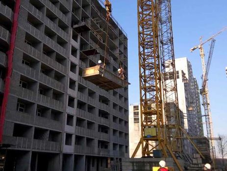 В Киеве на стройке рабочий упал с крана и погиб