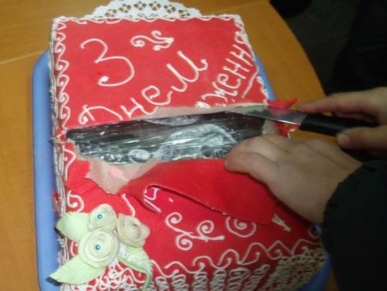Новый рекорд: белоруска упаковала 190 пачек сигарет в торт, который везла через границу