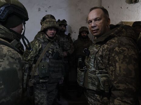 Защитники Бахмута не дали окружить город, но ситуация очень тяжелая – Сырский