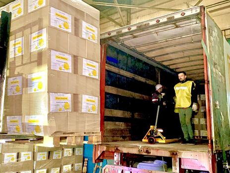 Фонд Ріната Ахметова передав у Бахмутський район продукти й таблетки для очищення води