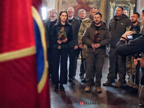 Премьер Финляндии приехала в Киев. Она и Зеленский приняли участие в прощании с Героем Украины Да Винчи