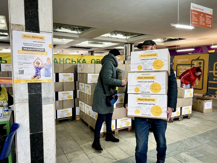 У Дніпрі триває видавання продуктових наборів від Фонду Ріната Ахметова переселенцям із Лисичанська