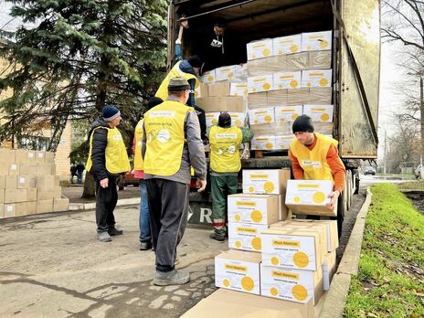 Фонд Рината Ахметова продолжает выдавать продуктовые наборы в Донецкой области