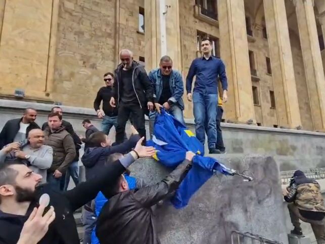 У Грузії проросійські мітингувальники спалили прапор ЄС біля будівлі парламенту. Відео
