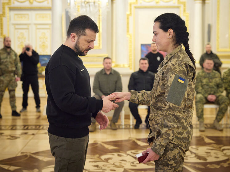 Невеста Да Винчи во время церемонии награждения в День украинского добровольца вручила его боевой шеврон Зеленскому