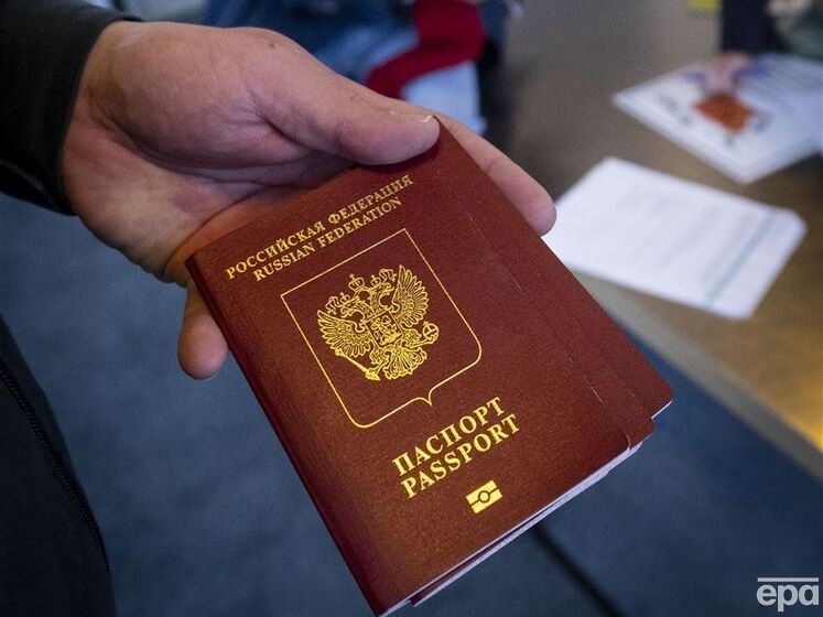 В России чиновников заставляют сдавать загранпаспорта – британская разведка