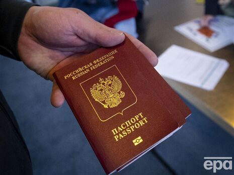 В России чиновников заставляют сдавать загранпаспорта – британская разведка