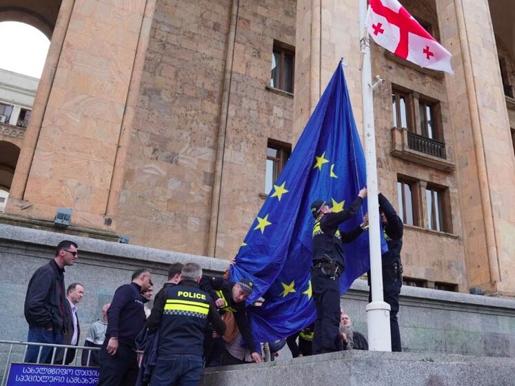 Біля парламенту Грузії підняли прапор ЄС замість спаленого, спікер парламенту заявив, що "радикалізм породжує радикалізм"