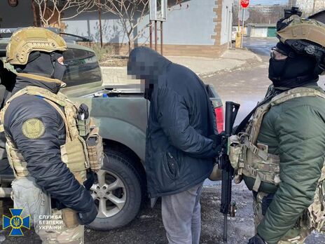 Працівники СБУ затримали підозрюваного і виявили схрон із вибухівкою, яку він збирався використати для замахів на українських військових