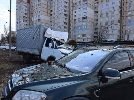 В Харькове повреждено образовательное заведение, несколько автомобилей и выбиты окна в жилом многоэтажном доме