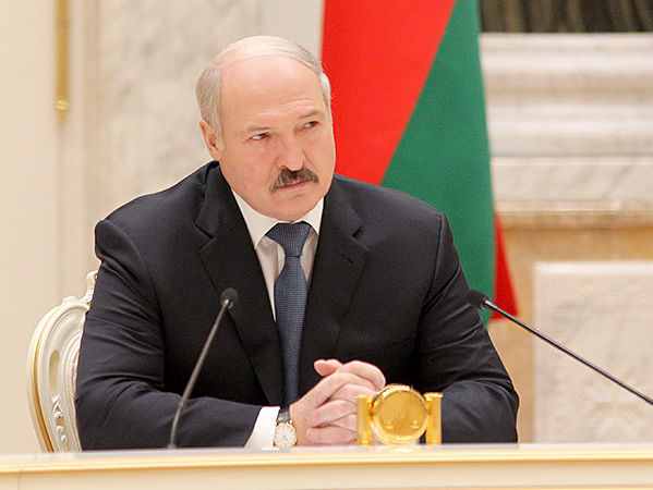 "Украдите, откопайте, найдите". Лукашенко призвал белорусские власти повысить среднюю зарплату до $500 в 2017 году