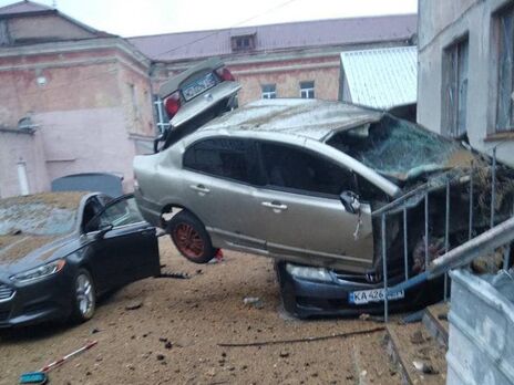 Из-за российской атаки повреждены транспортные средства и здания рядом, отметили в Херсонской ОВА