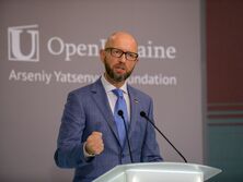 Яценюк: Симоньян фактично вскрилася – визнала, що Путін отримав від України ляпас. У нього вже вся морда червона від ляпасів України