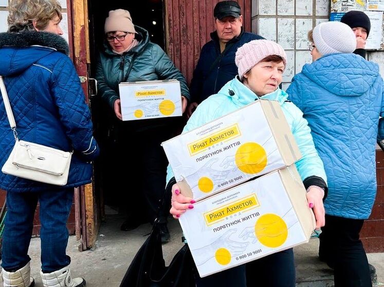 У Селидовому Донецької області й далі видають продуктові набори від Фонду Ріната Ахметова
