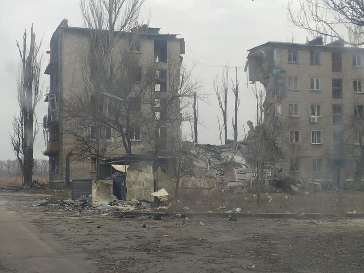"Рівняють із землею". У Донецькій ОВА повідомили, що окупанти ракетами, артилерією, танками, а також із РСЗВ цілий день обстрілюють Авдіївку