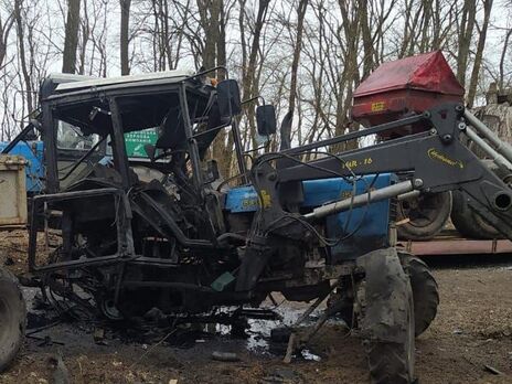 В Черниговской области на противотанковой мине подорвался трактор, водитель ранен. Фото