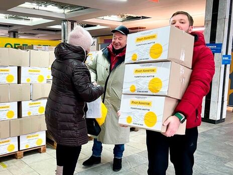 Вынужденные переселенцы из Краматорска получили продуктовые наборы от Фонда Рината Ахметова
