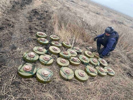 У Харківській області двоє чоловіків намагалися розібрати вибухонебезпечний предмет, він здетонував. Ще один підірвався на 