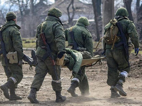 Поранені російські військові помирають від крововтрати, не дочекавшись допомоги, розповів окупант