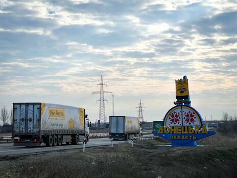 В Николаевке и Райгородке люди получили продуктовые наборы и таблетки для очищения воды от Фонда Рината Ахметова