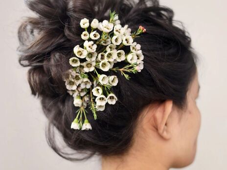 П'ять зачісок із використанням білих штучних квітів від в'єтнамських перукарів