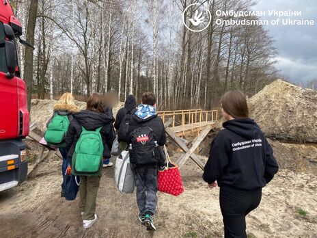 В Україну з окупованих територій повернули 15 дітей з їхніми матерями й опікунами – омбудсмен