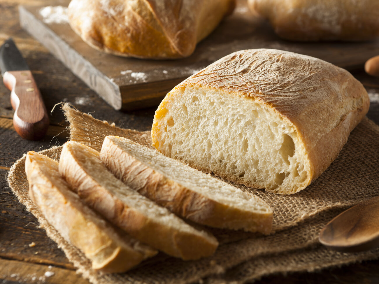 Рецепт вкусного мягкого хлеба. Хлеб чиабатта. Итальянская булка чиабатта. Чиабатта СИБХЛЕБ. Чиабатта карбон.