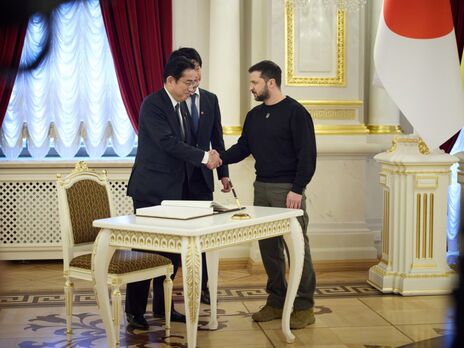 Украина и Япония достигли самых содержательных отношений более чем за 30 лет, отметил Зеленский (справа) по итогам переговоров с Кисидой