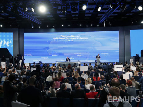 У места проведения пресс-конференции Путина в Москве задержали двух человек