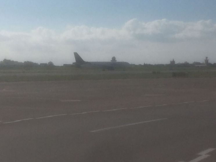 Часть пассажиров покинула захваченный угонщиком самолет ливийских авиалиний