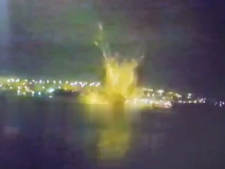 У соцмережі з'явилося відео нічної атаки надводних дронів на Севастопольську бухту. Був потужний вибух
