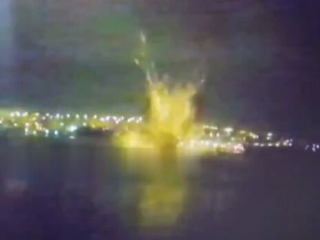 В соцсети появилось видео ночной атаки надводных дронов на Севастопольскую бухту. Был мощный взрыв