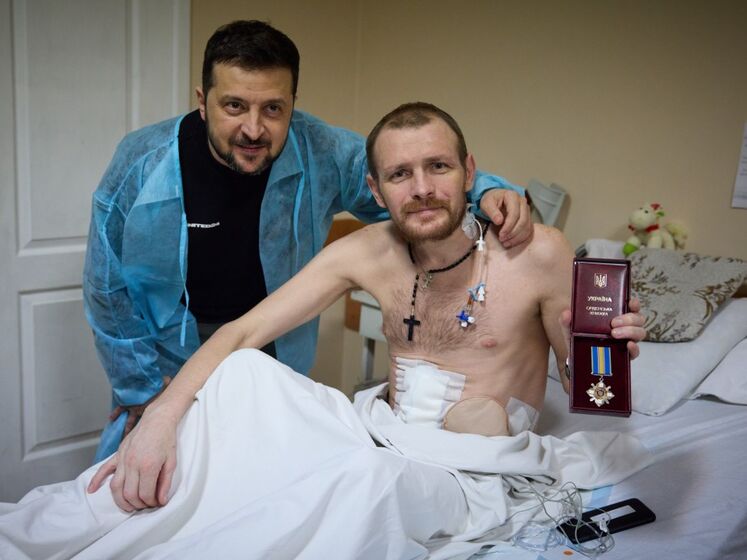 Зеленский вручил награды раненым военнослужащим во время визита в Харьковскую область