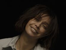 Співачка Vera, відома як Віра Брежнєва, стала шатенкою з короткою стрижкою у кліпі, який 