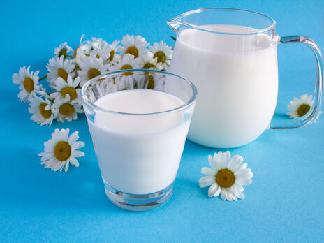 Свіже молоко не піниться, коли в нього додають соду 
