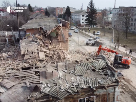 В Сумской области под российскими бомбами погибли сторож школы и полицейский. Появилось видео масштабных разрушений