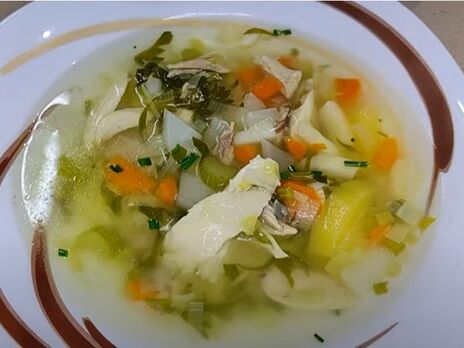 Для приготовления супа понадобятся морковь, сельдерей, картофель, лук-порей и пастернак