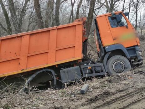 В Харьковской области в песчаном карьере подорвался грузовик местного предприятия, водителя госпитализировали, директор погиб – ОВА