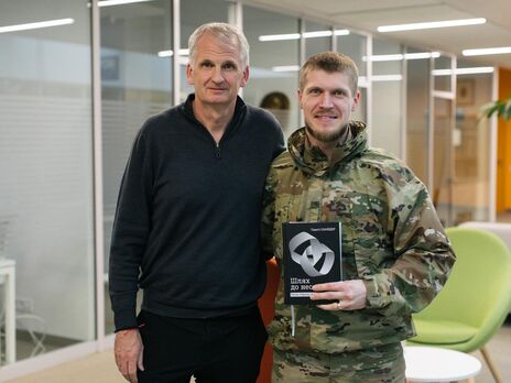 Снайдер виклав у Twitter фото українського захисника, який в окопі читає його книжку, воно набрало 2,7 млн переглядів. Тепер вони зустрілися