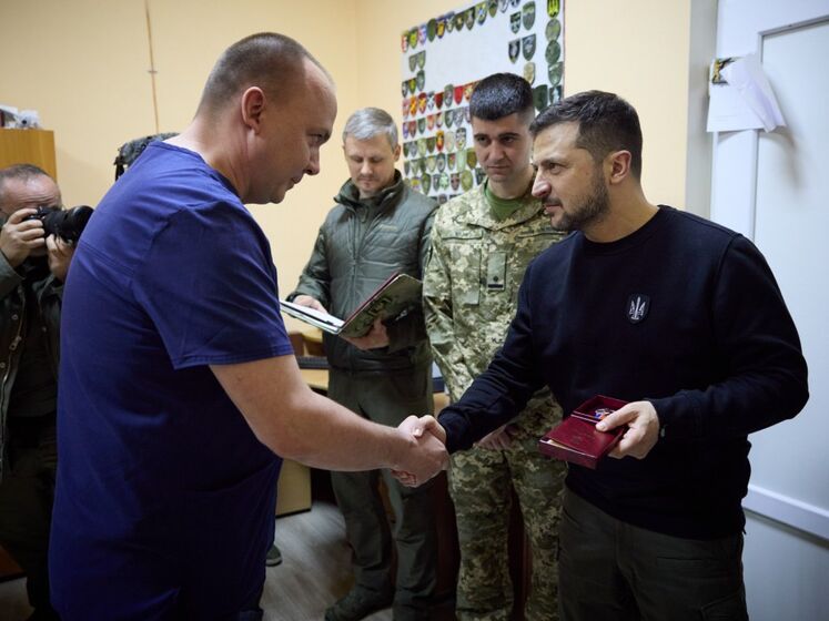 Зеленський відвідав поранених у шпиталі в Запоріжжі й подякував медикам
