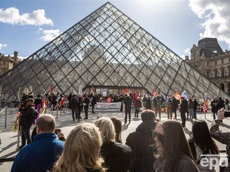 Работники Лувра присоединились к протестам и заблокировали вход в музей